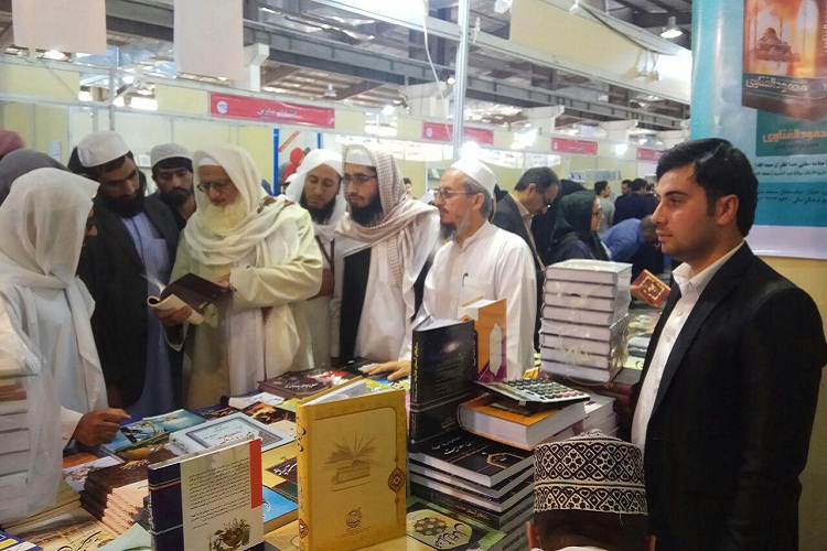 بازدید مفتی قاسمی از نمایشگاه کتاب زاهدان