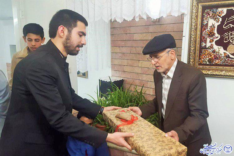 حضور دانشجویان در منزل شهید منا/ &laquo;افتخار می&zwnj;کنیم مانند شما شیعه علی ابن ابیطالب(ع) هستیم&raquo;