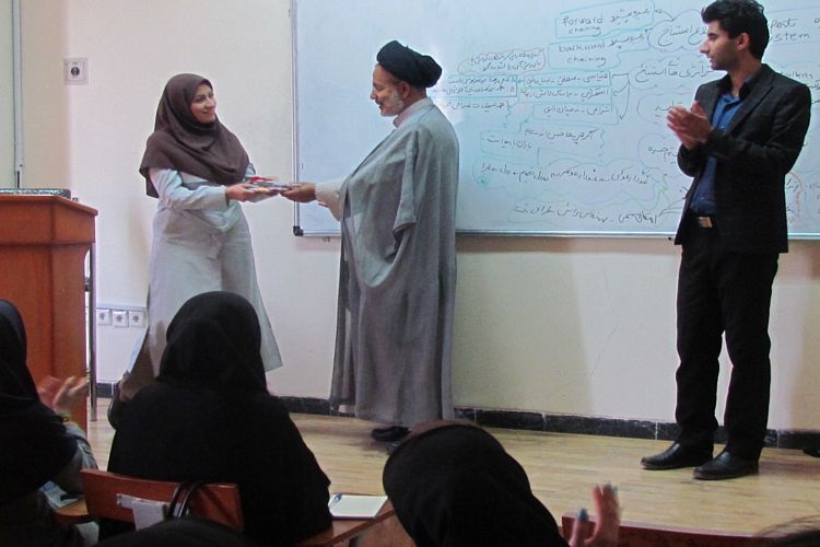 فضیلت شرکت در جلسه علمی بیش از صدها رکعت نماز است