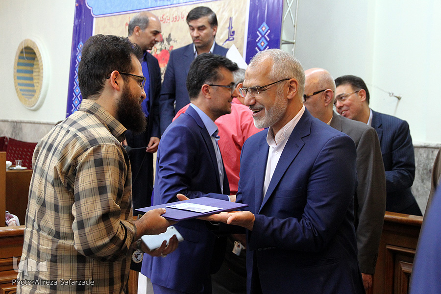 تجلیل از پیشکسوان قرآن همزمان با روز معلم در مشهد تجلیل از پیشکسوان قرآن همزمان با روز معلم در مشهد