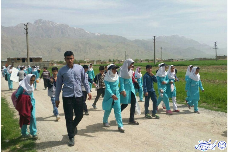 کارگاه آشنایی و مقابله با آسیب‌های فضای مجازی در روستای سیاه بید