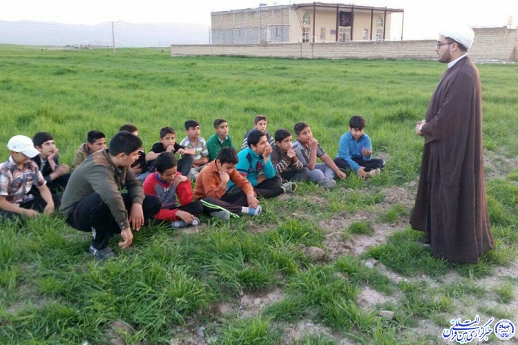 کارگاه آشنایی و مقابله با آسیب‌های فضای مجازی در روستای سیاه بید