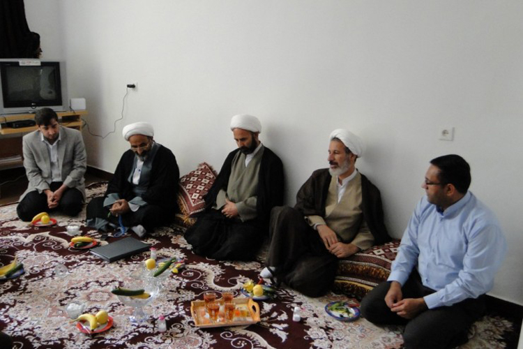بازدید مدیرکل تبلیغات اسلامی لرستان از خانههای عالم شولآباد بازدید مدیرکل تبلیغات اسلامی لرستان از خانههای عالم شولآباد