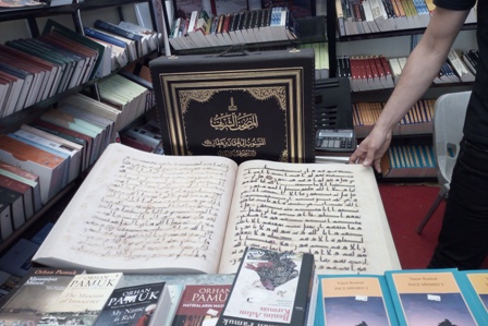 نگاهی به قرآنها و آثار اسلامی عرضه شده در بخش ناشران خارجی نمایشگاه کتاب نگاهی به قرآنها و آثار اسلامی عرضه شده در بخش ناشران خارجی نمایشگاه کتاب