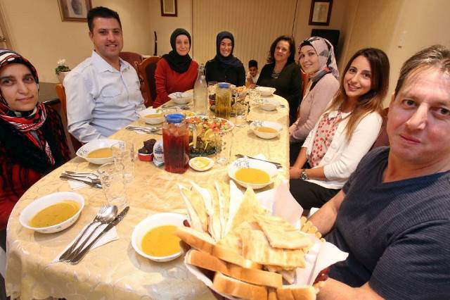 کمپین آشنایی بیشتر با مسلمانان به صرف شام در کالیفرنیا