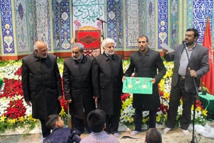 ورزشکار قهرمان جهان مدال‌های خود را به حسینیه اعظم زنجان اهدا کرد