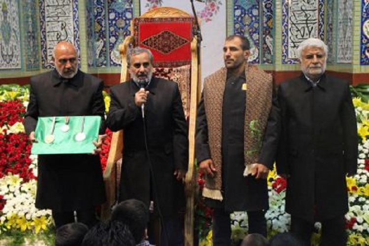 ورزشکار قهرمان جهان مدال‌های خود را به حسینیه اعظم زنجان اهدا کرد