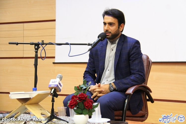 گزارش تصویری/محفل انس با قرآن در دانشگاه آزاد شهرکرد