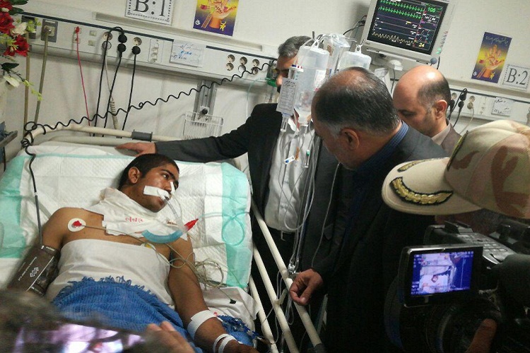 عیادت مسؤولان استانی از مرزبانان مجروح در زاهدان + عکس