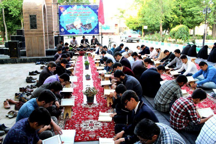 برگزاری مراسم جزءخوانی قرآن کریم در پارک شیخ شهاب‌الدین اهری