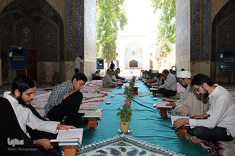 جزء خوانی قرآن کریم در ماه مبارک رمضان در مدرسه امام صادق (ع) اصفهان