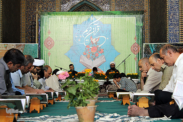 جزء خوانی قرآن کریم در ماه مبارک رمضان در مدرسه امام صادق (ع) اصفهان