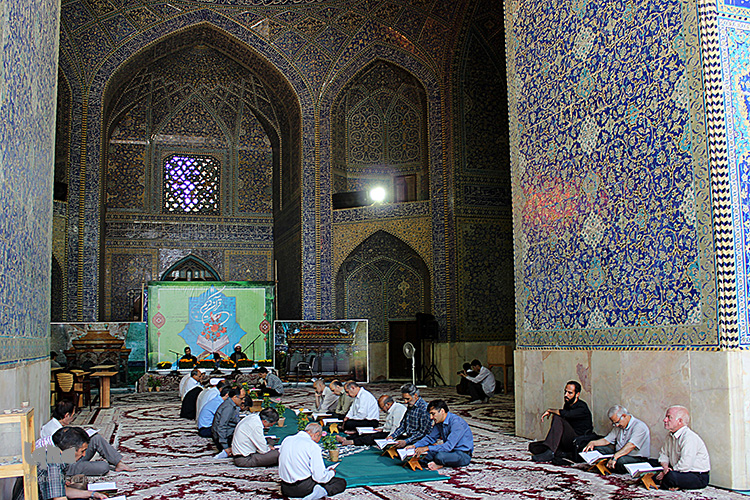 جزء خوانی قرآن کریم در ماه مبارک رمضان در مدرسه امام صادق (ع) اصفهان