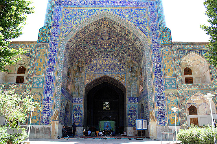 جزء خوانی قرآن کریم در ماه مبارک رمضان در مدرسه امام صادق (ع) اصفهان