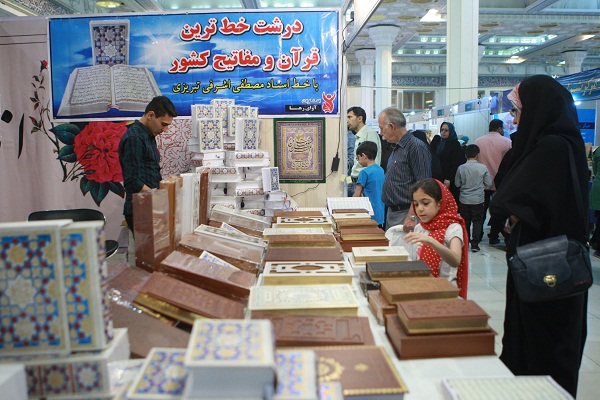 درشت‌خط‌ترین قرآن با تخفیف 50 درصدی در مصلی + عکس
