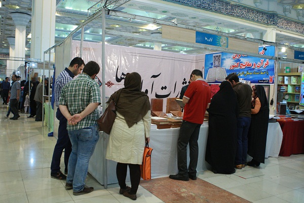 عرضه درشت‌خط‌ترین قرآن با تخفیف 50 درصدی در مصلی + عکس