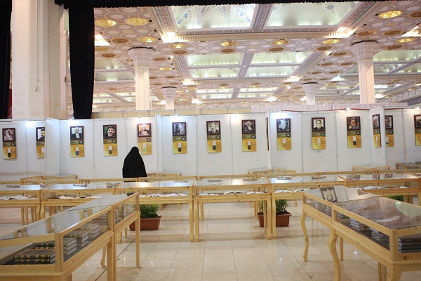 ترجمه فارسی قرآن مترجمی از کربلا در مصلی + عکس