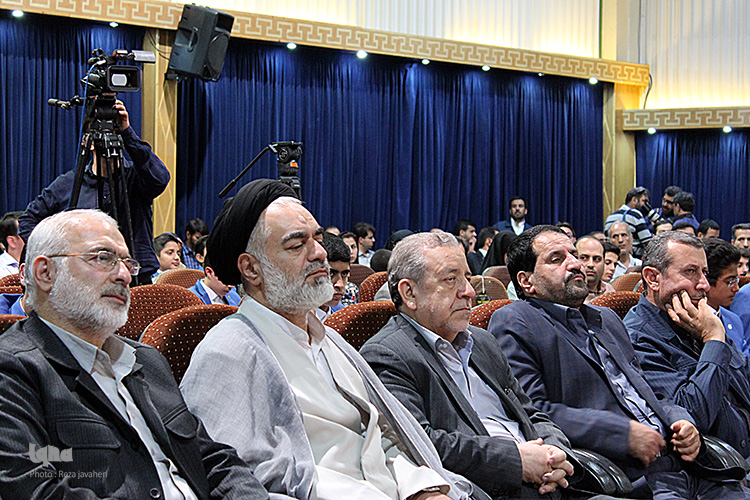 چهاردهمین نمایشگاه بین المللی قرآن  در اصفهان با حضور استاندار رسول زرگرپور و آیت الله مهدوی افتتاح شد .