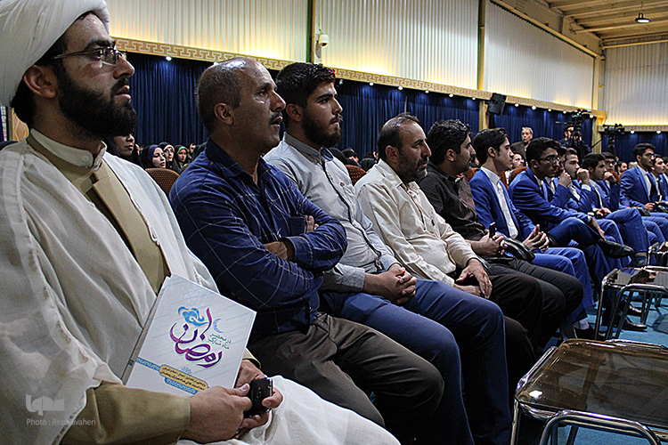 چهاردهمین نمایشگاه بین المللی قرآن  در اصفهان با حضور استاندار رسول زرگرپور و آیت الله مهدوی افتتاح شد .