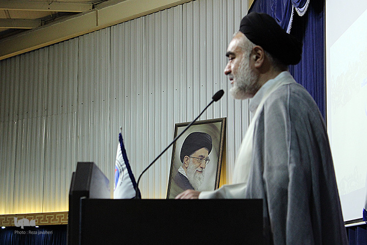چهاردهمین نمایشگاه بین المللی قرآن  در اصفهان با حضور استاندار رسول زرگرپور و آیت الله مهدوی افتتاح شد .