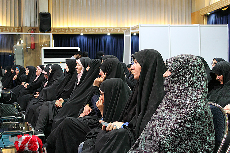 چهاردهمین نمایشگاه بین المللی قرآن  در اصفهان با حضور استاندار رسول زرگرپور و آیت الله مهدوی افتتاح شد .