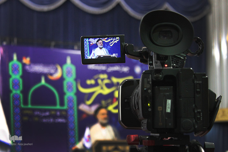 چهاردهمین نمایشگاه بین المللی قرآن  در اصفهان با حضور استاندار رسول زرگرپور و آیت الله مهدوی افتتاح شد .