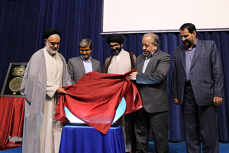 چهاردهمین نمایشگاه بین المللی قرآن  در اصفهان با حضور استاندار رسول زرگرپور و آیت الله مهدوی افتتاح شد .