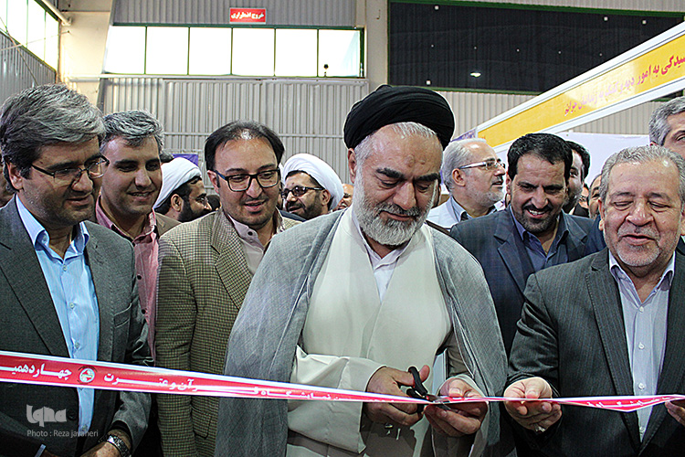 چهاردهمین نمایشگاه بین المللی قرآن  در اصفهان با حضور استاندار رسول زرگرپور و آیت الله مهدوی افتتاح شد .
