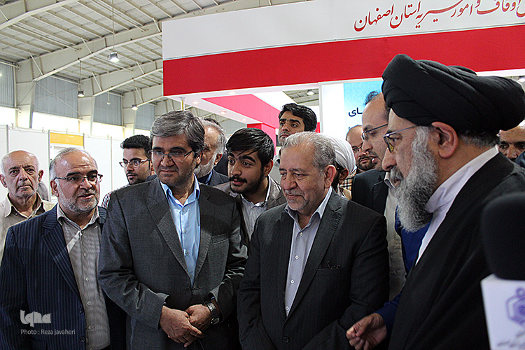 چهاردهمین نمایشگاه بین المللی قرآن  در اصفهان با حضور استاندار رسول زرگرپور و آیت الله مهدوی افتتاح شد .