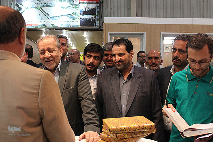 چهاردهمین نمایشگاه بین المللی قرآن  در اصفهان با حضور استاندار رسول زرگرپور و آیت الله مهدوی افتتاح شد .