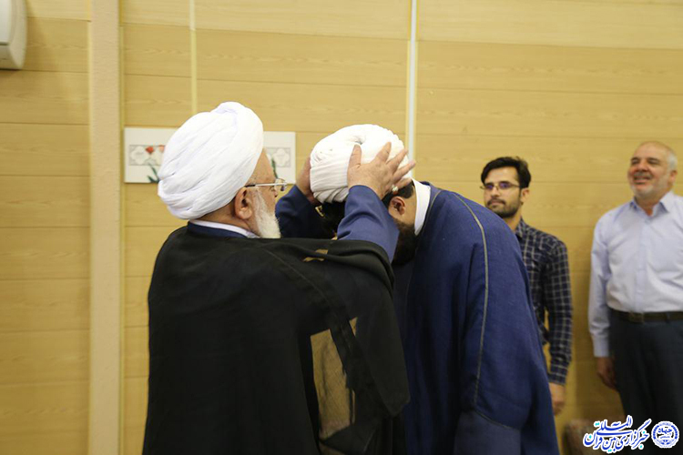 عکس/مراسم «عمامه‌گذاری» یکی از طلاب یزدی