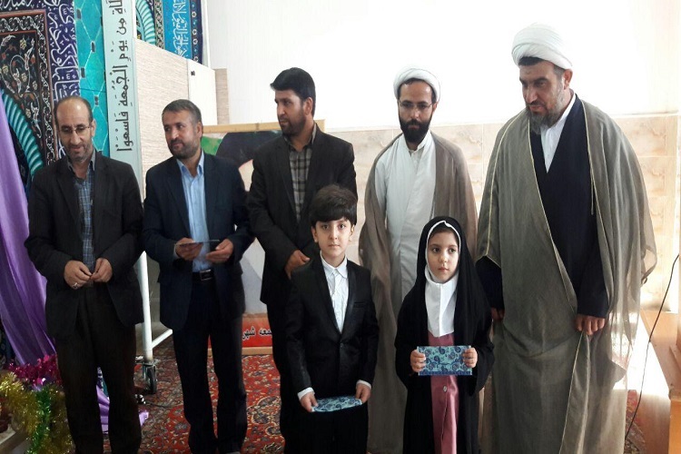 خطابه‌خوانی نوگل قرآنی خدابنده با موضوع «قرآن کتاب هدایت»