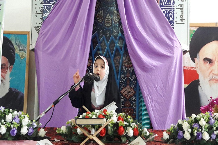 خطابه‌خوانی نوگل قرآنی خدابنده با موضوع «قرآن کتاب هدایت»