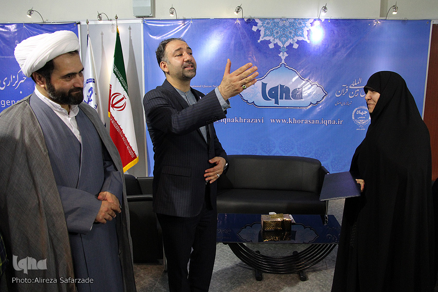 تقدیر از ایکنای خراسان رضوی در نمایشگاه قرآن مشهد