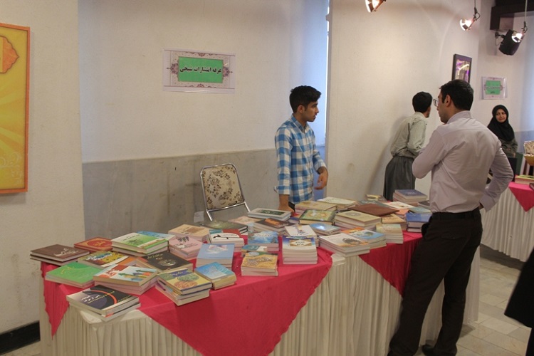 گزارش تصویری برگزاری نمایشگاه قرآن و عترت در سنندج گزارش تصویری برگزاری نمایشگاه قرآن و عترت در سنندج