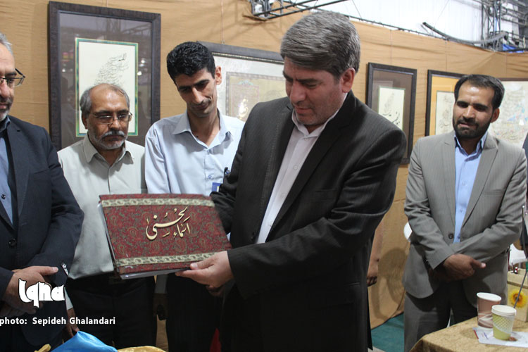رونمایی از کتاب اسماء‌الحسنی در نمایشگاه قرآن‌کریم خراسان‌جنوبی