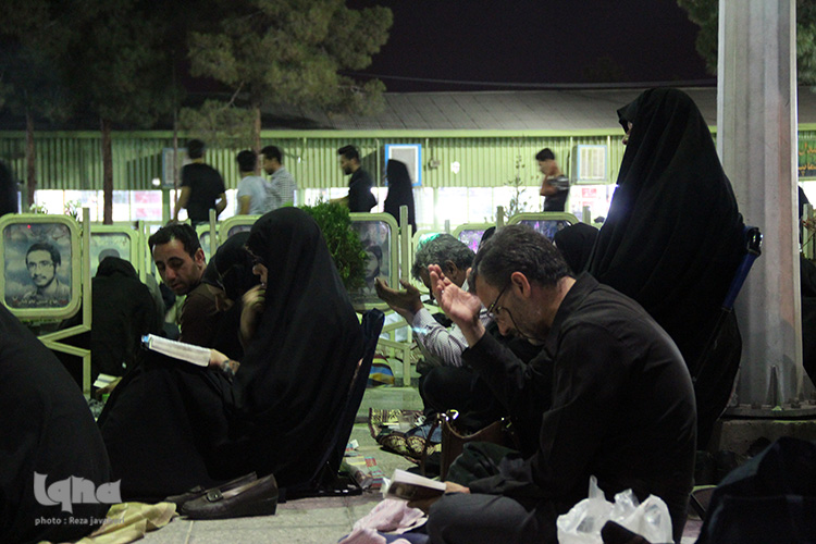 مراسم شب قدر در گلستان شهدا