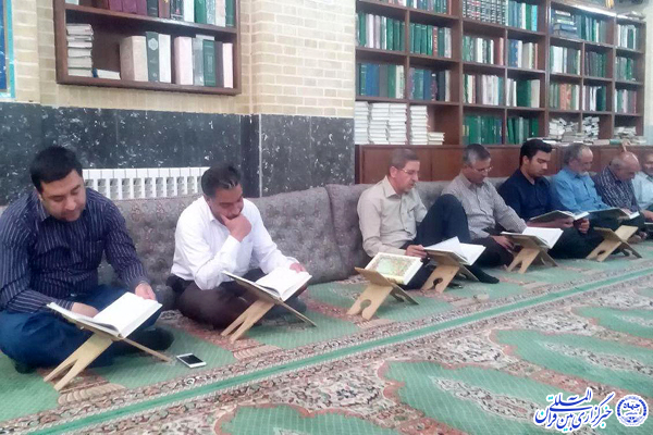 «جزءخوانی قرآن کریم» در مسجد صاحب‌الزمان رحمت آباد یزد
