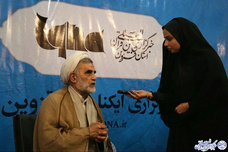 حضور معاون قرآنی وزیر ارشاد در غرفه ایکنا