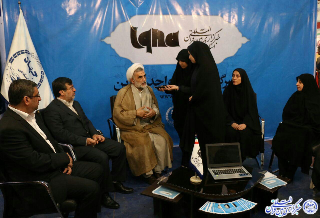 حضور معاون قرآنی وزیر ارشاد در غرفه ایکنا