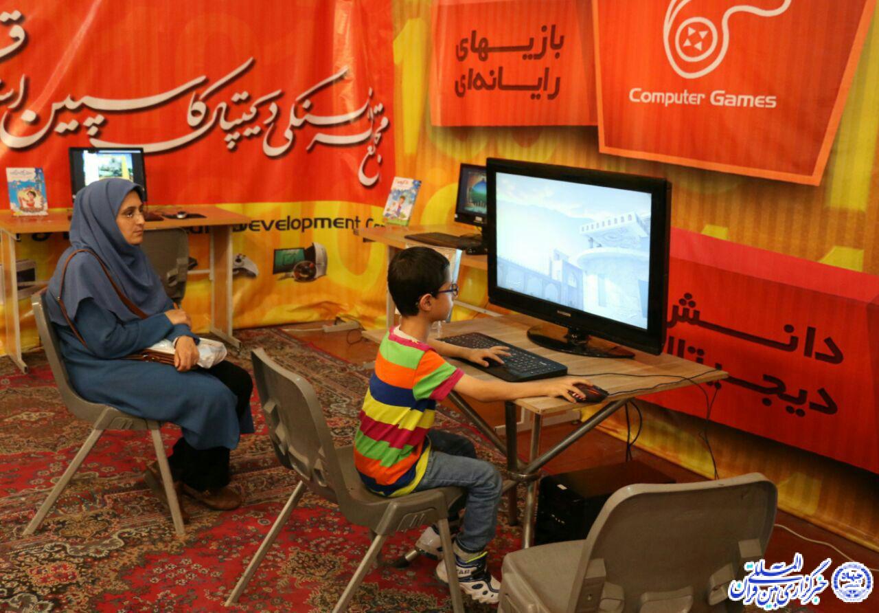 آغاز به کار نمایشگاه کتاب و محصولات علوم قرآنی +عکس