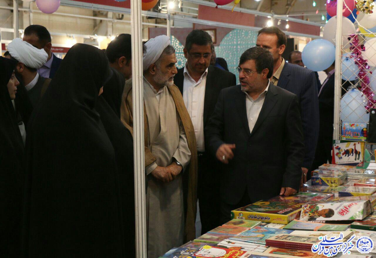 آغاز به کار نمایشگاه کتاب و محصولات علوم قرآنی +عکس