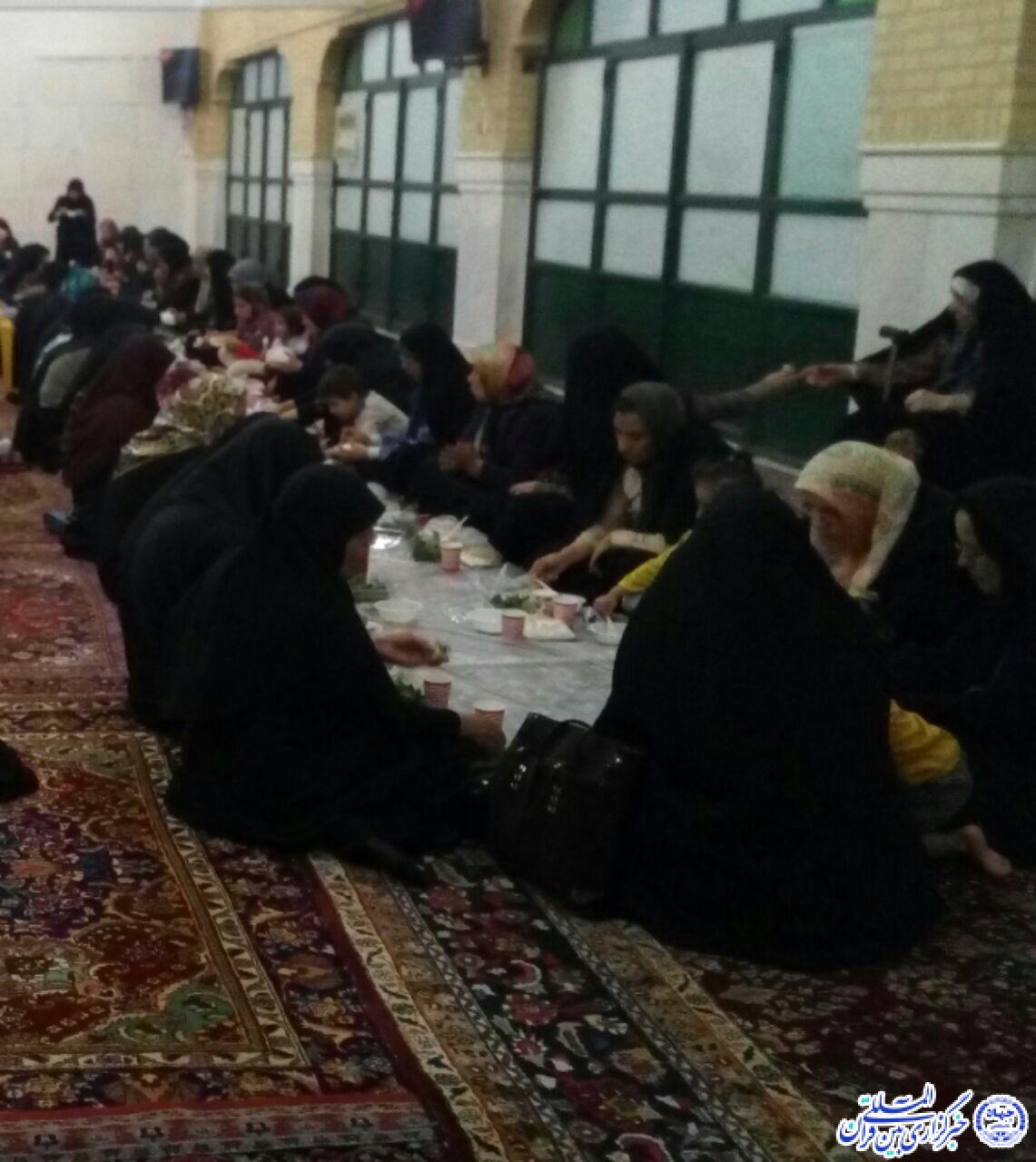 ضیافتی از جنس همدلی/ مراسم افطاری ساده در مسجد امام خمینی(ره) قزوین برگزار شد+عکس