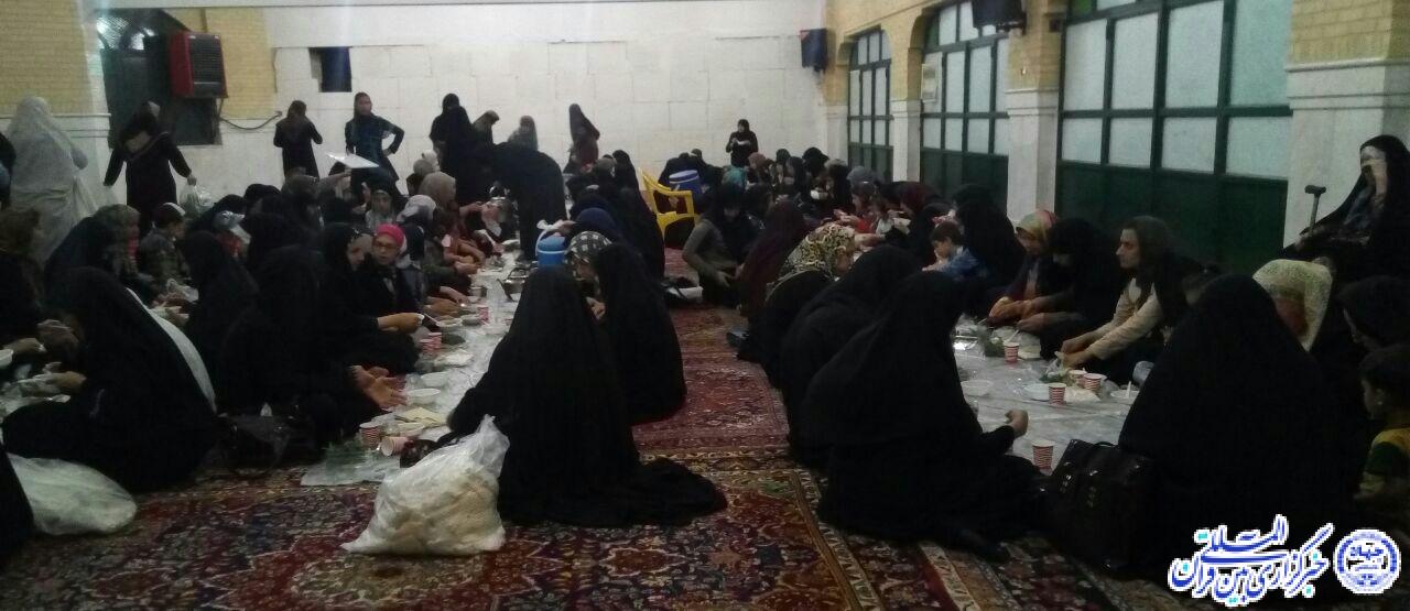ضیافتی از جنس همدلی/ مراسم افطاری ساده در مسجد امام خمینی(ره) قزوین برگزار شد+عکس