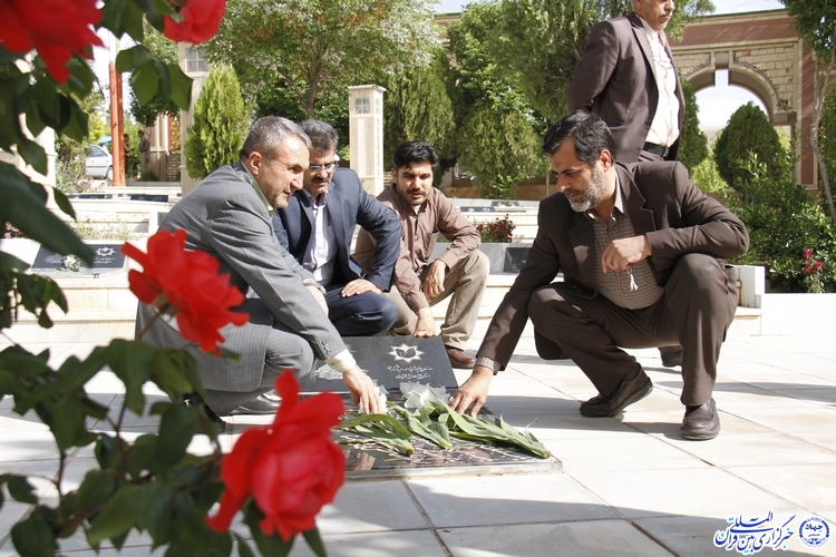 عطرافشانی قبور شهدا به مناسبت آزادسازی خرمشهر در چهارمحال و بختیاری