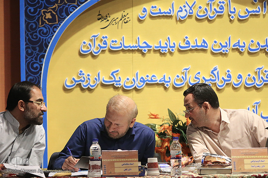 رقابت حافظان و مؤذنان در دومین روز رقابتهای مسابقات قرآن نیروهای مسلح رقابت حافظان و مؤذنان در دومین روز رقابتهای مسابقات قرآن نیروهای مسلح