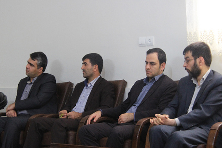 دیدار کارکنان دادگستری کوهدشت با خانواده شهید مدافع حرم