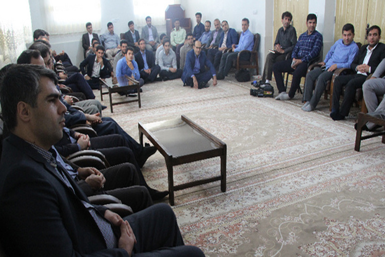 دیدار کارکنان دادگستری کوهدشت با خانواده شهید مدافع حرم