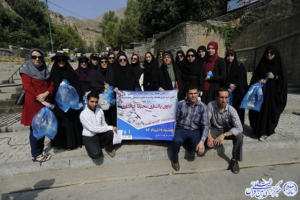 پاکسازی محیط گنجنامه از زباله های پلاستیکی