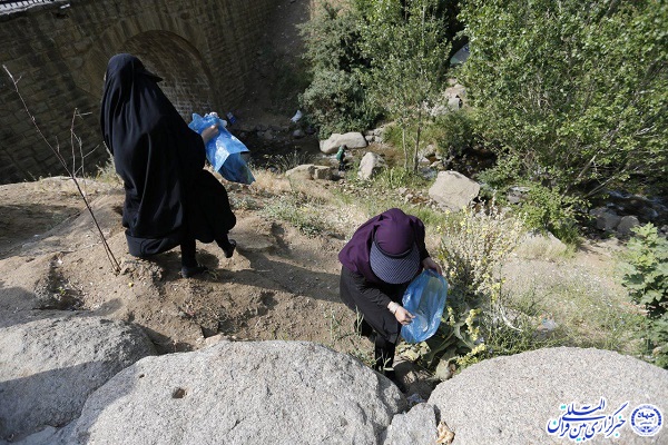 پاکسازی محیط گنجنامه از زباله های پلاستیکی